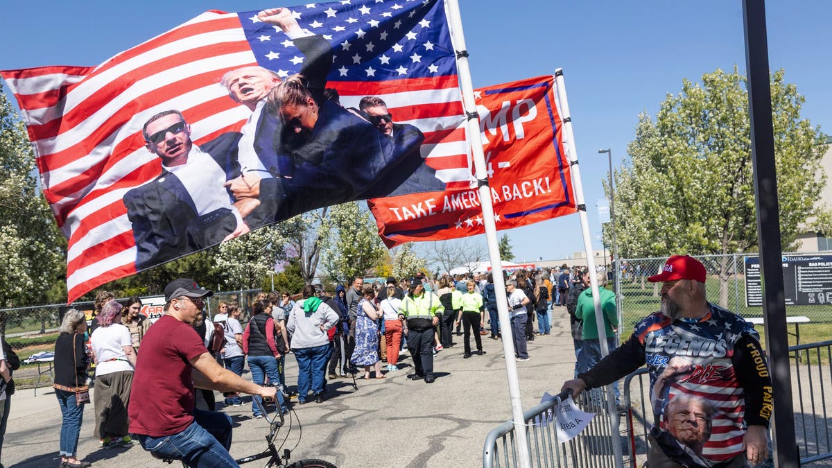 Trump counter protesters at Sanders, AOC "Fighting the Oligarchy" rally.