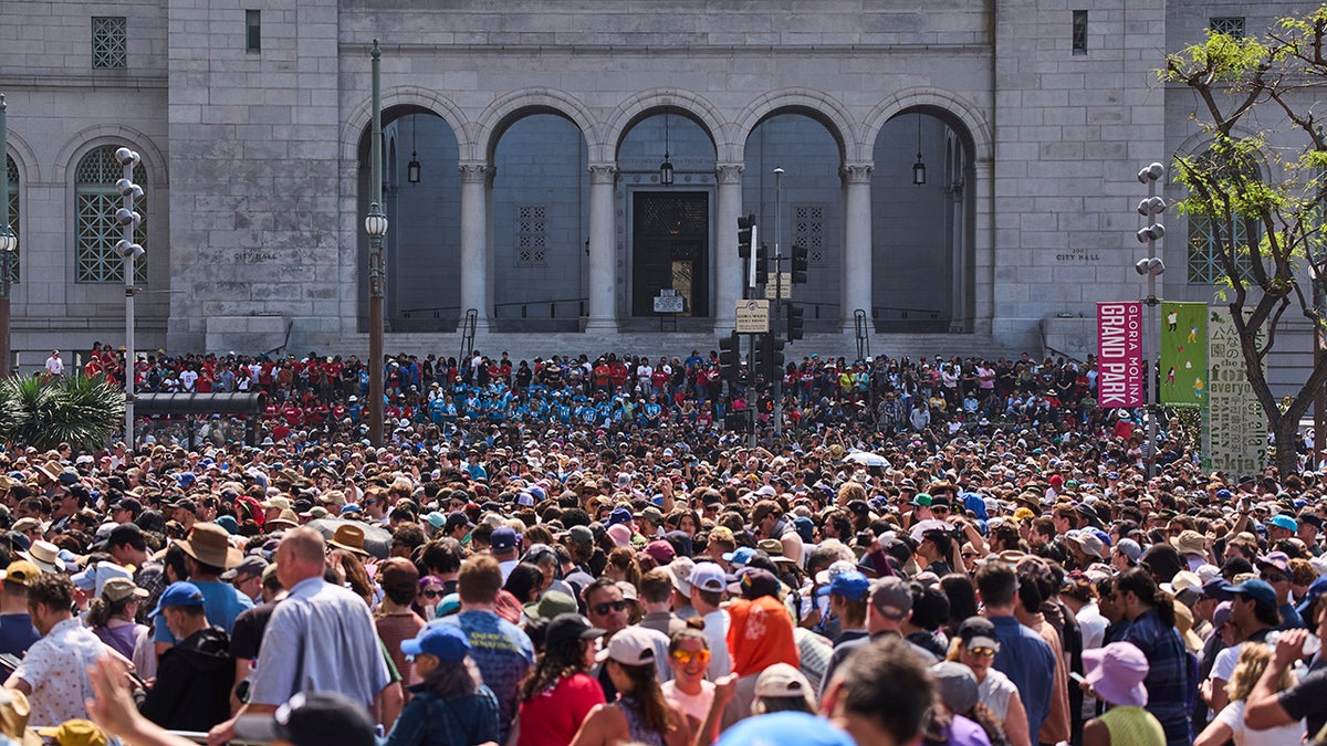 LA crowd at Bernie rally