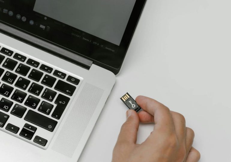 Hackers using malware to steal data from USB flash drives