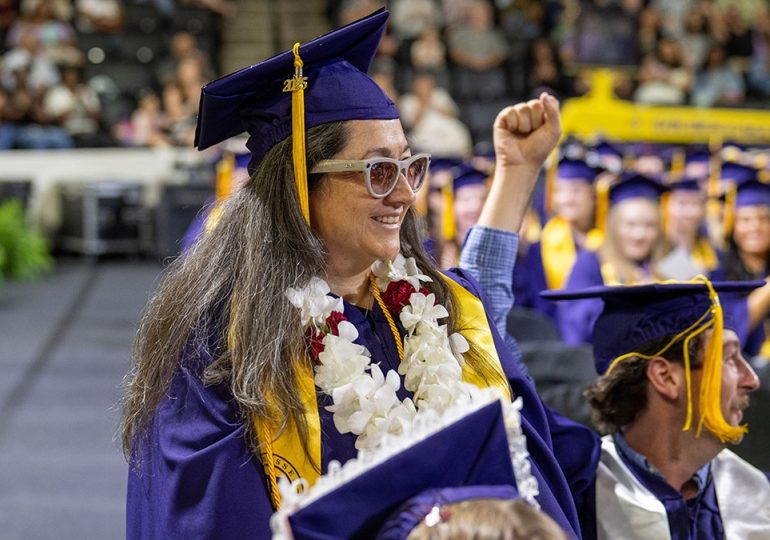 Blind mother of 5 graduates from college with honors alongside her guide dog