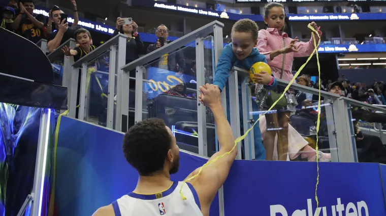 Steph Curry consoles son Canon after Warriors Game 6 loss