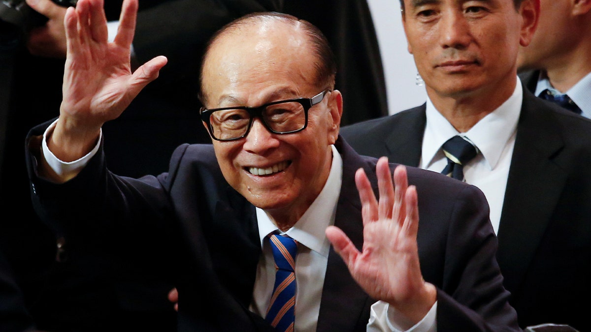 Hong Kong tycoon Li Ka-shing waves goodbye to journalists after announcing his retirement as chairman of CK Hutchison Holdings Ltd at a news conference in Hong Kong, China March 16, 2018.