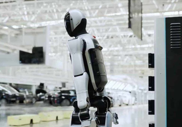 Humanoid robot swaps its own battery to work 24/7