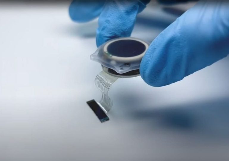 Woman uses Neuralink to write name with her mind