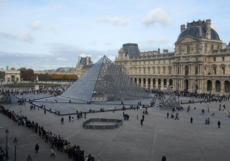 Thieves steal $100M in jewels from Louvre after museum used own name as surveillance password