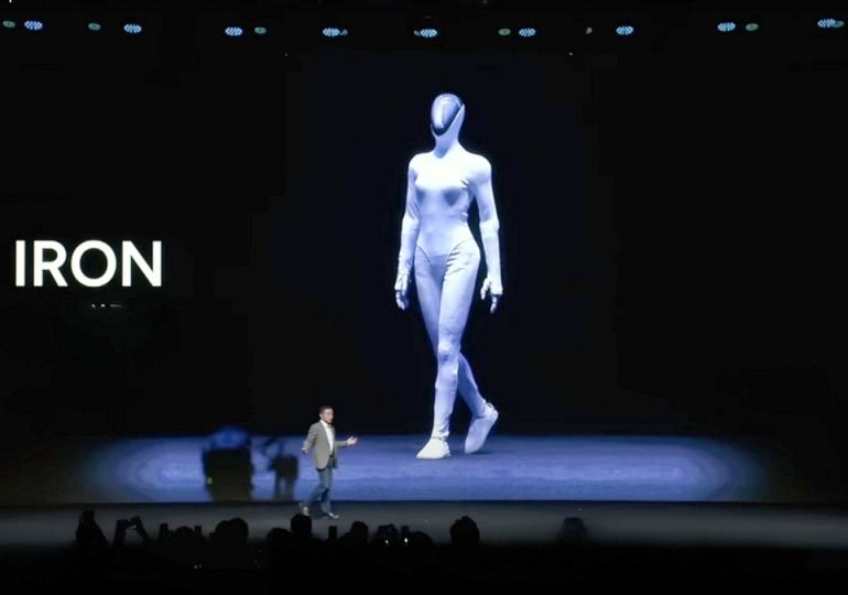 Robot stuns crowd after shocking onstage reveal