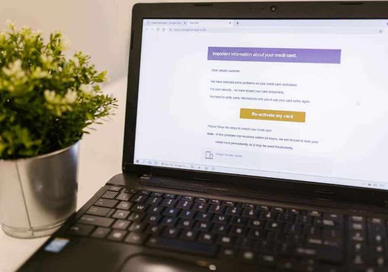 The fake refund scam: Why scammers love holiday shoppers