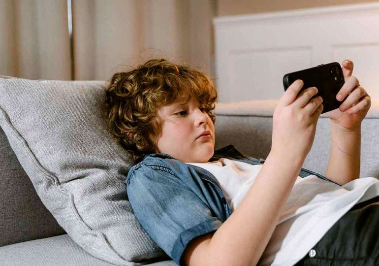 Why parents may want to delay smartphones for kids