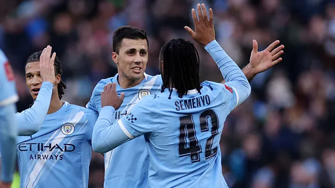 Man United vs. Man City live score: Premier League result, updates, stats as Maguire hits the bar early on