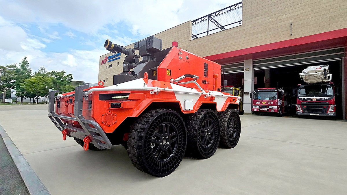 Hyundai unmanned firefighting robot