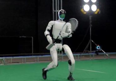 Robot plays tennis with humans in real time